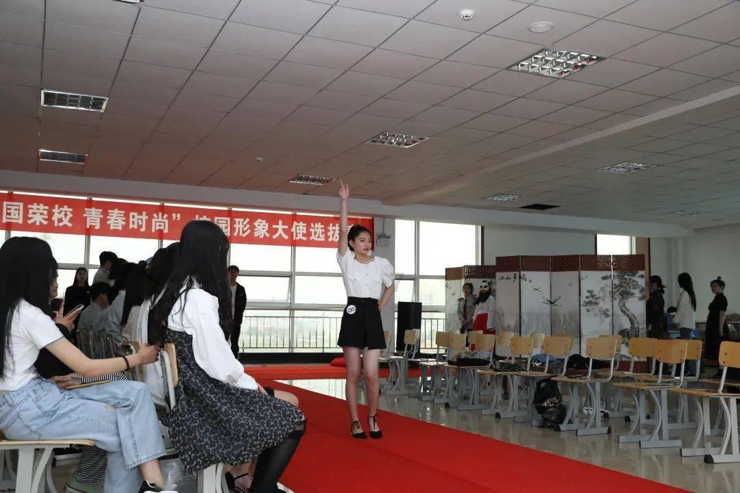 浇花的漂亮女孩
